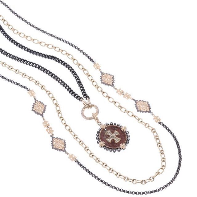 Another shot of Classic Diamond Ring Display Chain with Open-able Ring