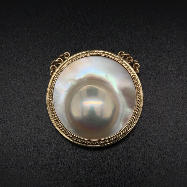Closeup photo of 14K YG Fine Blister Pearl Pendant Clasp 11.1g, 1.2"