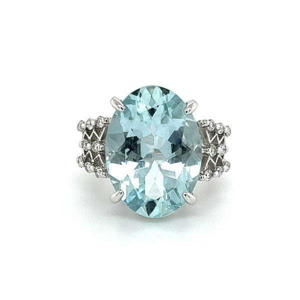 Closeup photo of platinum 10.21ct oval aquamarine & .32tcw diamond ring 11.3g, s6.5b5746tpiva