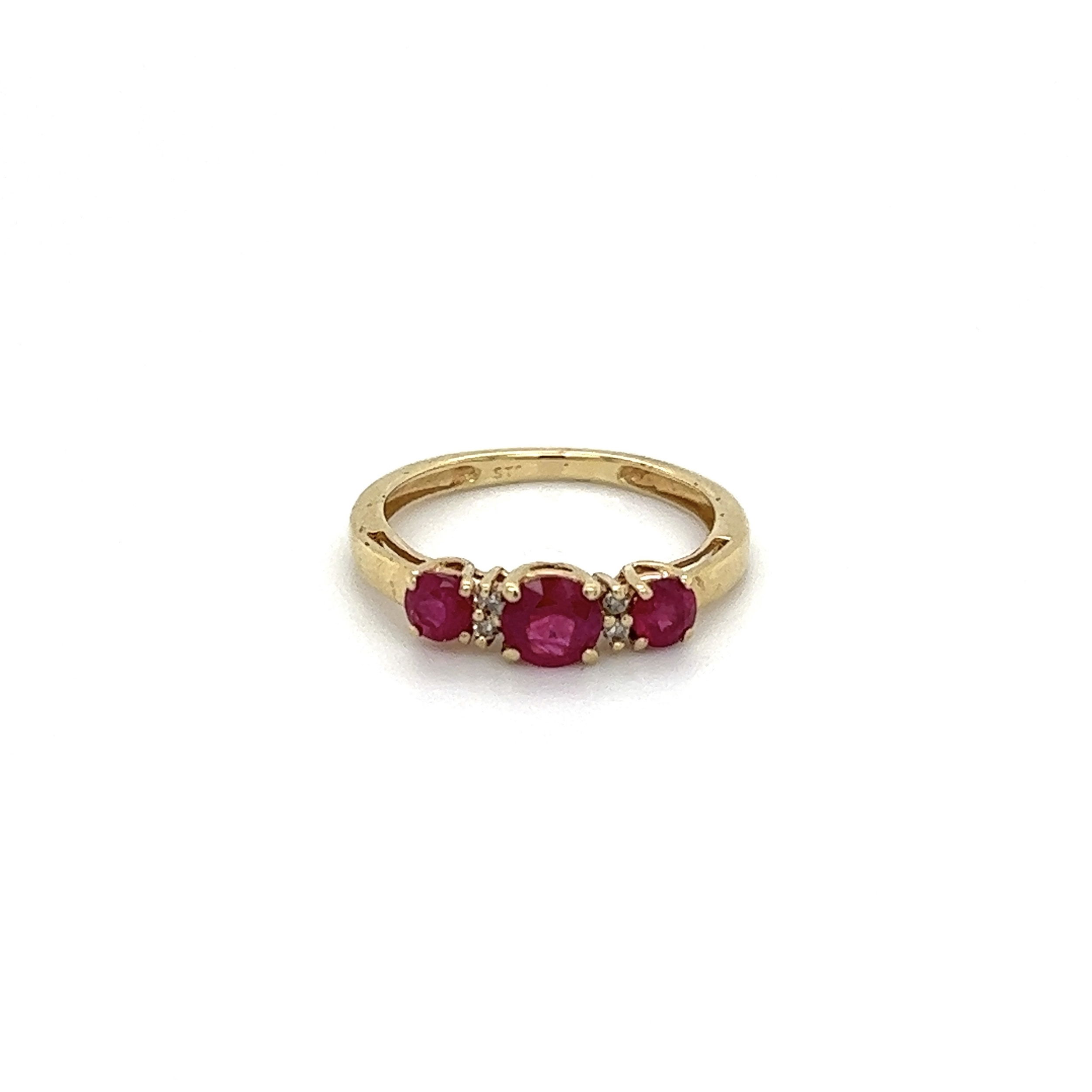 14K YG 3 Stone .65tcw Ruby & .03tcw Diamond Ring 1.4g, s3.75