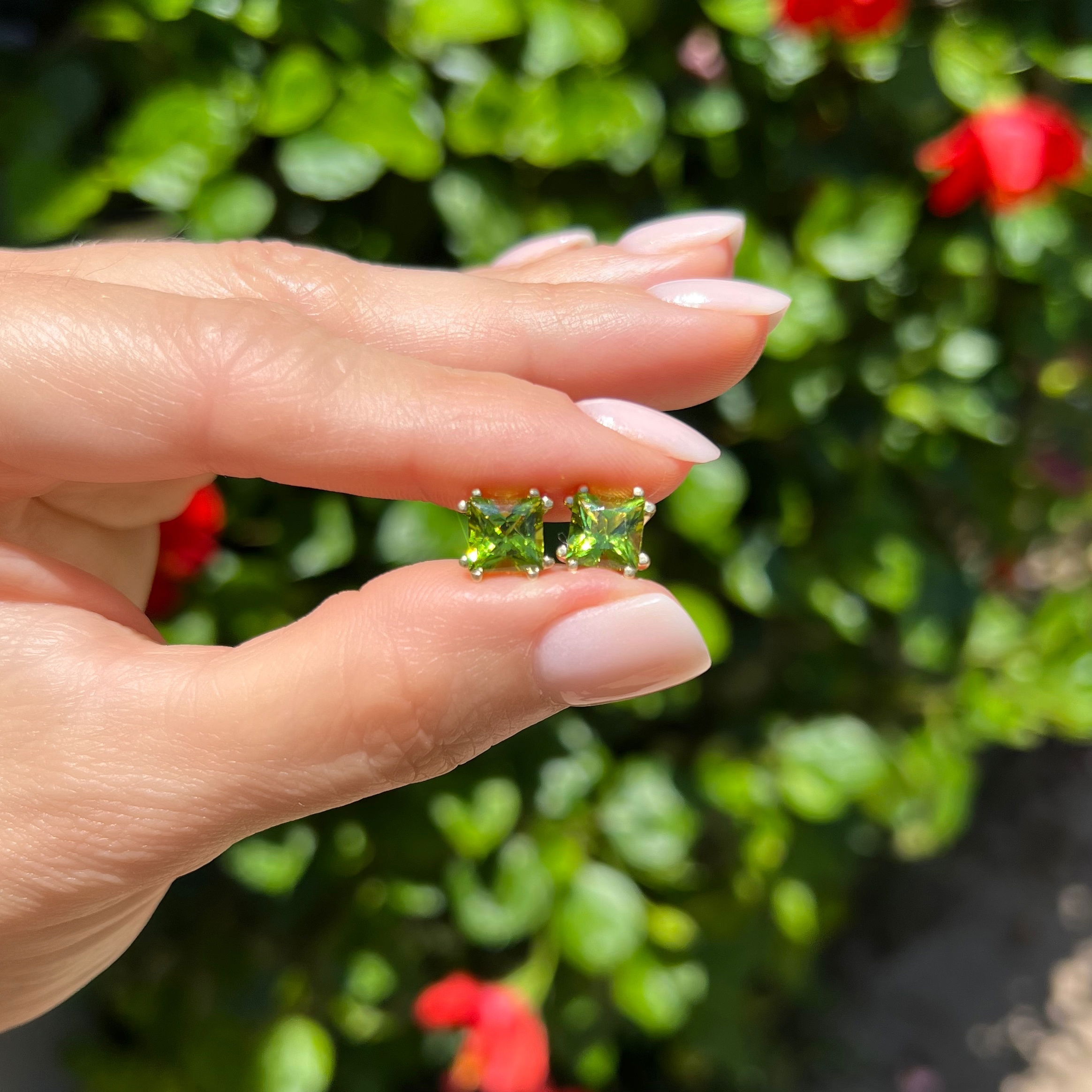 14K YG 4.00tcw Square Peridot Stud Earrings 3.0g, 9mm