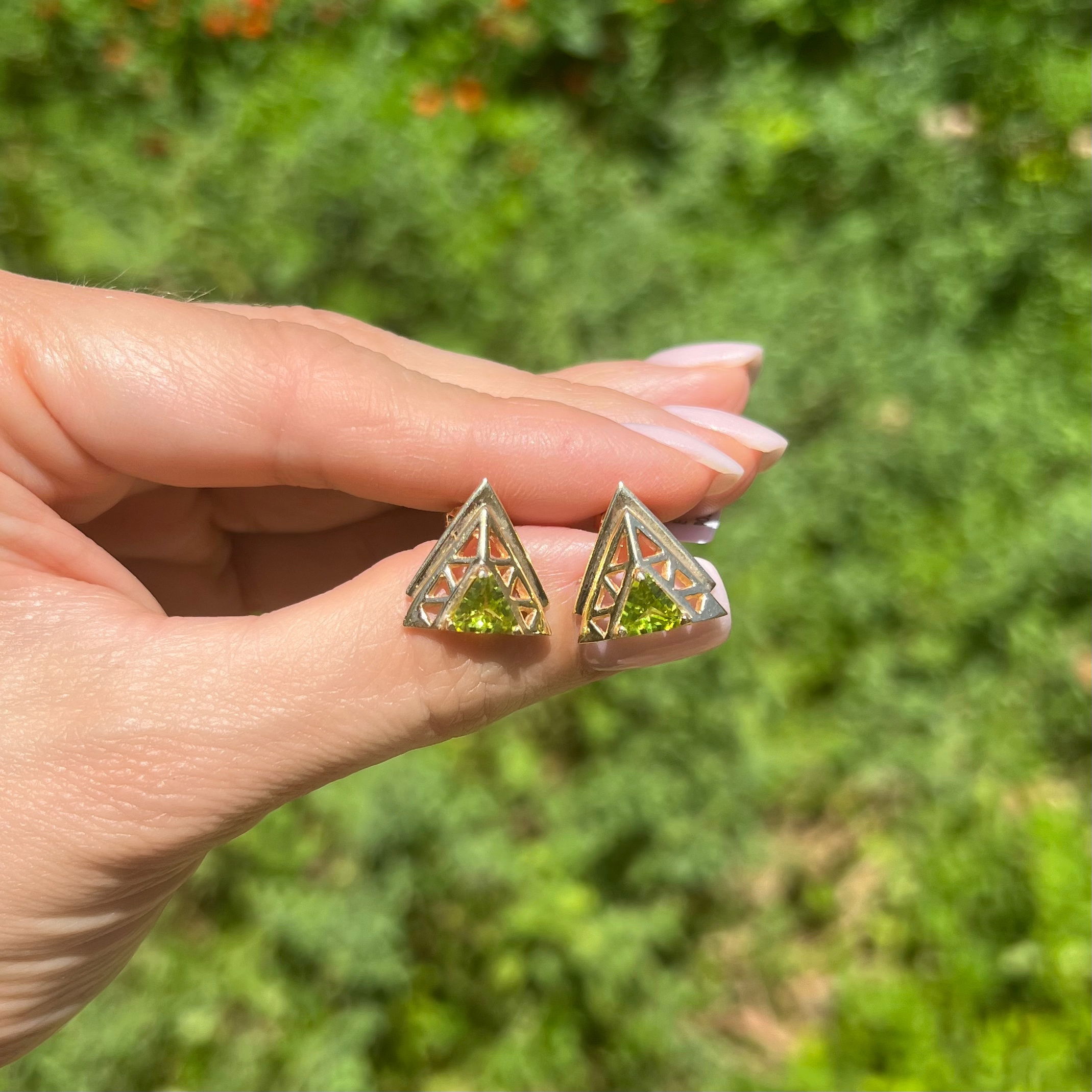 14K YG .80tcw Trillion Peridot in Triangle Shape Earrings with Post 4.9g