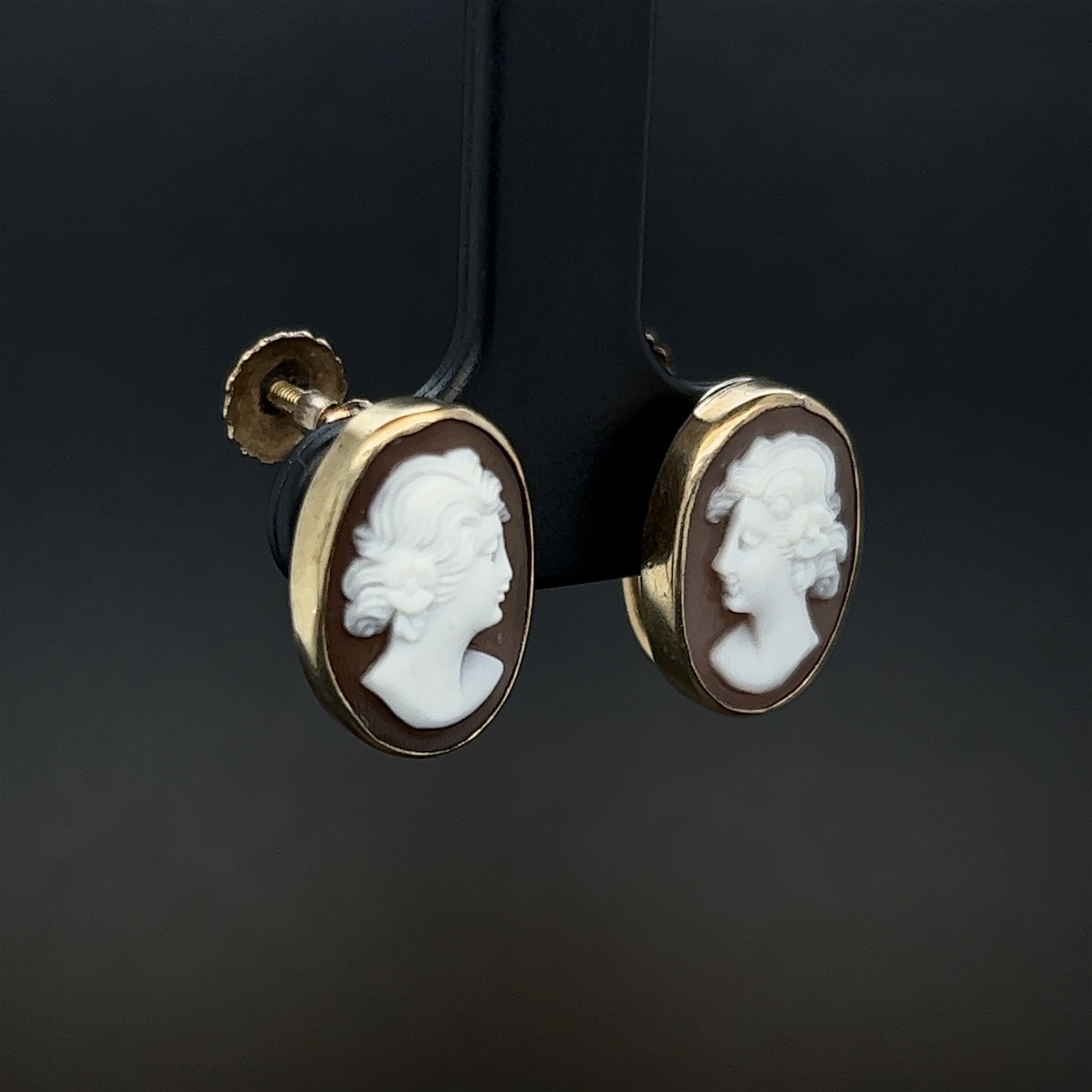14K YG Victorian Carved Shell Cameo Screw Clip Earrings 2.8g