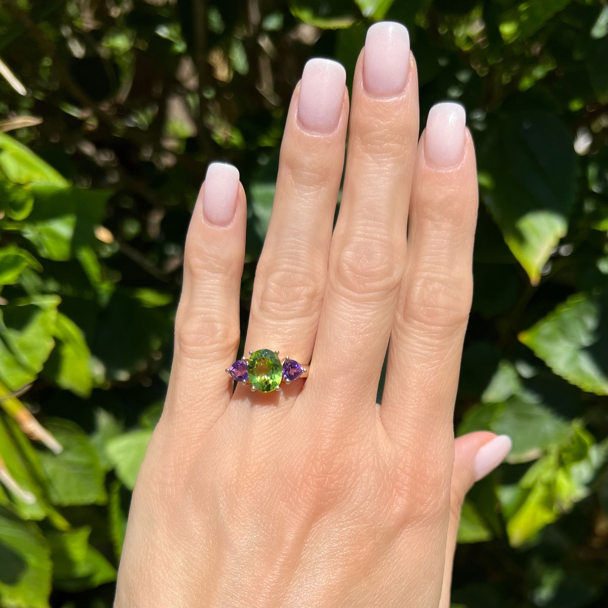 14K YG 2.90ct Oval Peridot & .90ct Heart Amethyst 3 Stone Ring 3.7g, s7