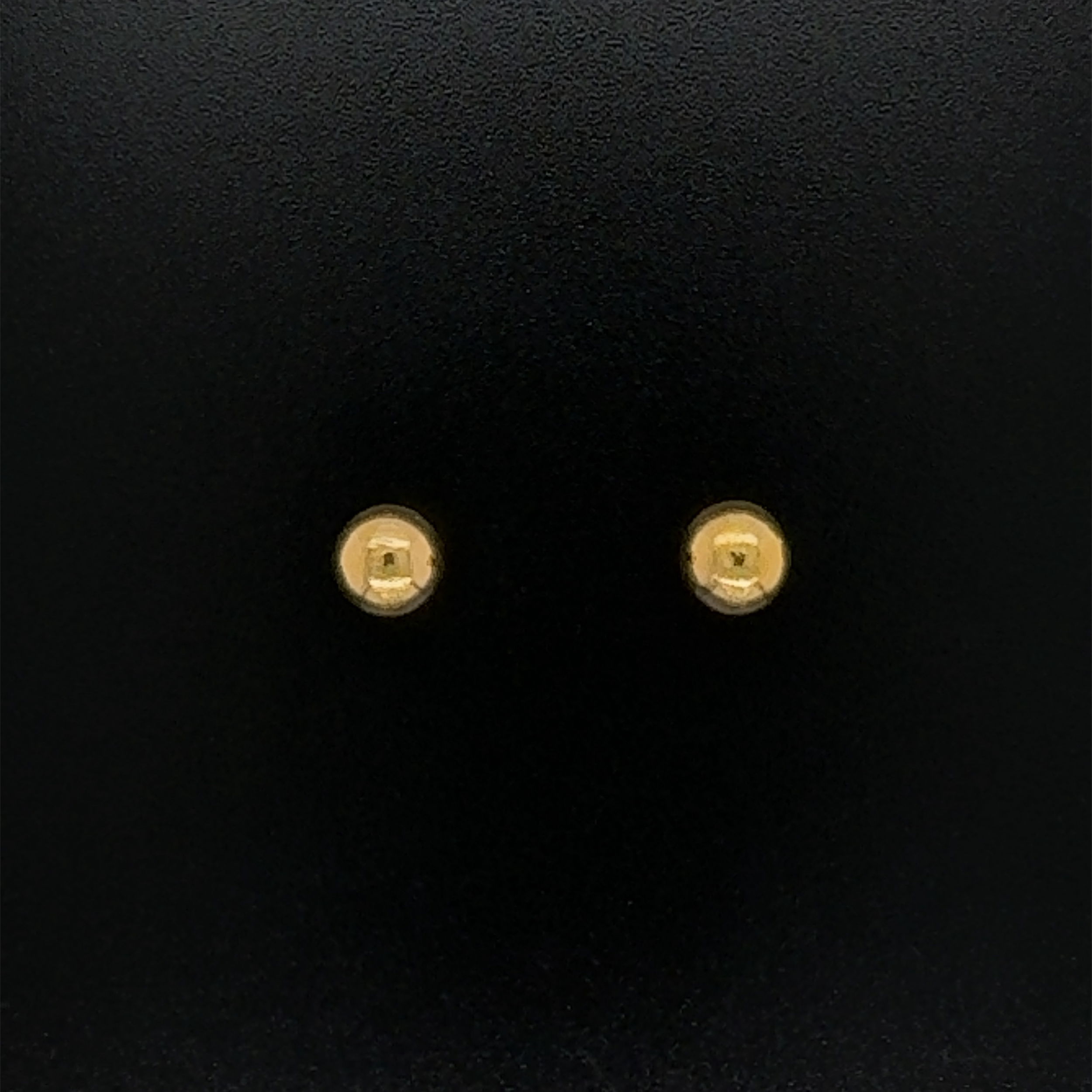 These 22K yellow gold stud earrings are the perfect way to make a subtle yet elegant statement. The polished 5.5mm round ball design gives the earrings a classy, timeless look that will never go out of style. These earrings are made with 22K gold and weigh 1.4g each, guaranteeing that they will stand the test of time. The simple design ensures that these earrings will look great with any outfit or occasion, making them a great addition to your collection. 22K YG Polished 5.5mm Round Ball Stud Earrings 1.4g