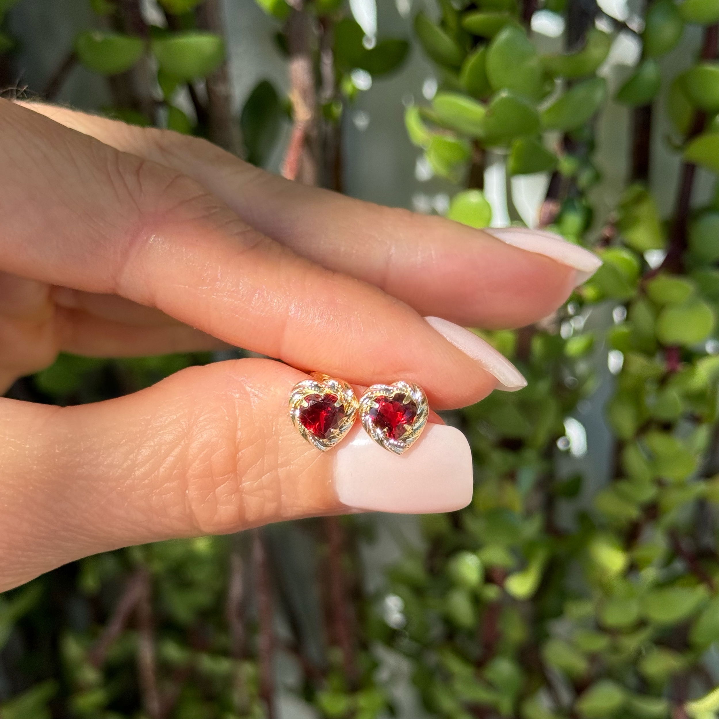 14K YG 1.00tcw Heart Red Garnet 5.6mm in Rope Bezel Earrings 0.8g 14K YG 1.00tcw Heart Red Garnet 5.6mm in Rope Bezel Earrings 0.8g