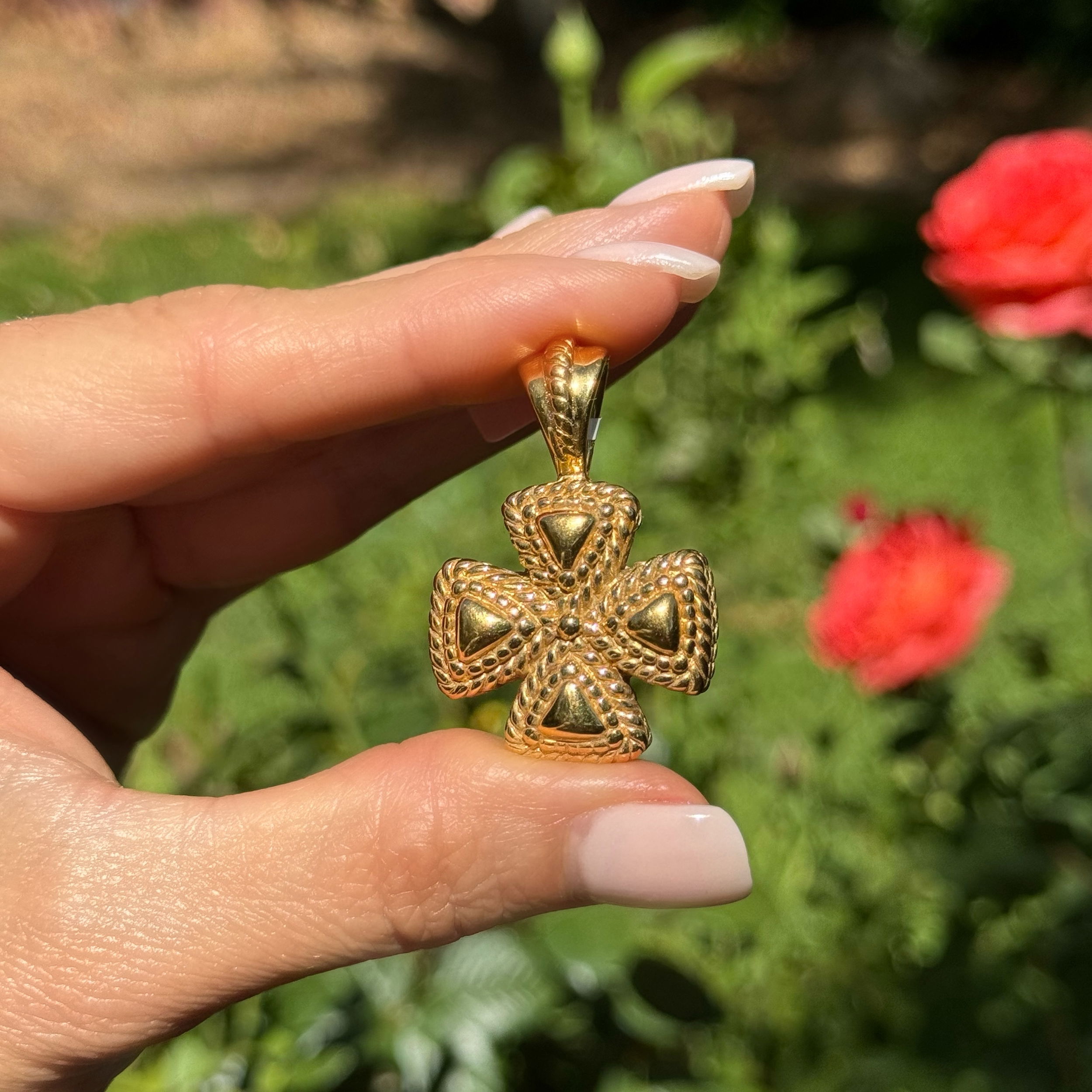 14K YG Hollow Rope Design Maltese Cross Pendant 4.7g