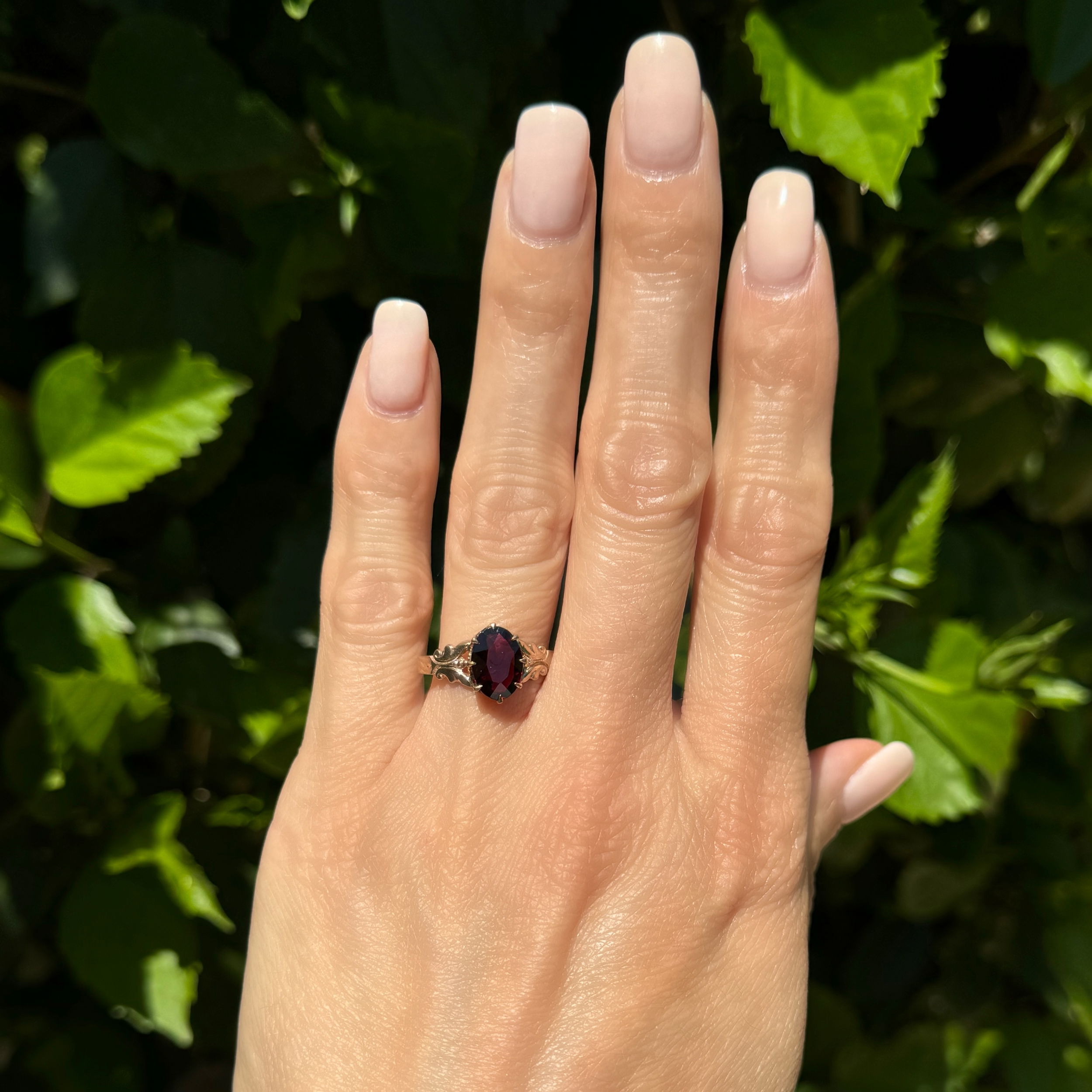 8K YG Victorian 2ct Oval Garnet Solitaire Ring 1.9g, s8.25