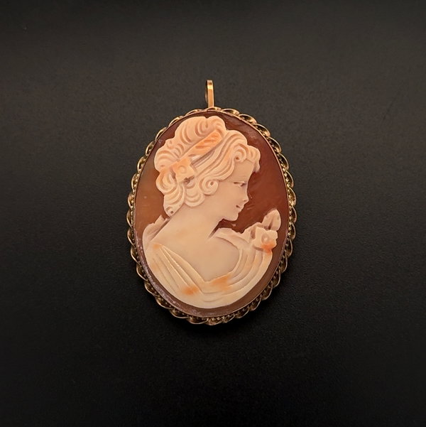 Closeup photo of 14K YG Carved Shell Cameo Pendant Brooch 5.9g, 1.5 x 1.2"