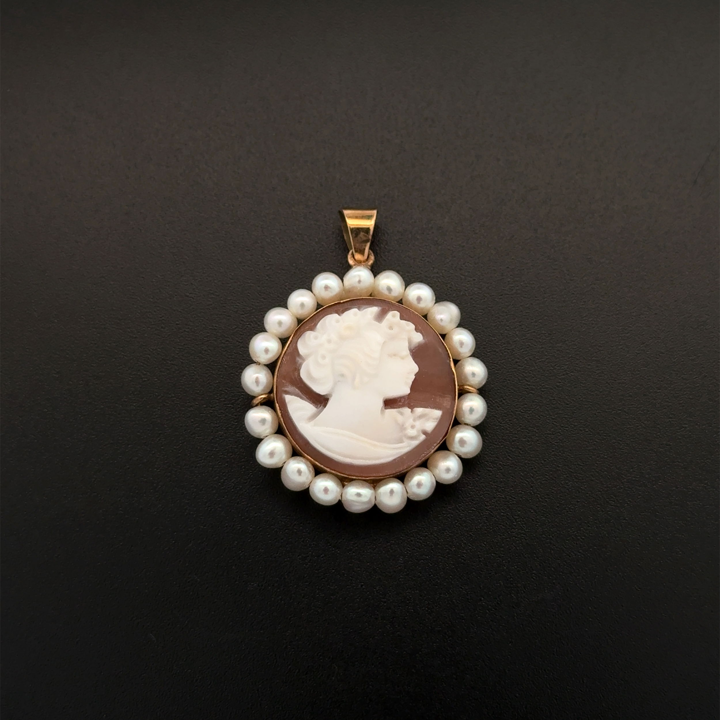 14K YG Carved Shell Round Cameo & Pearl Pendant Brooch 3.6g, 1.25"