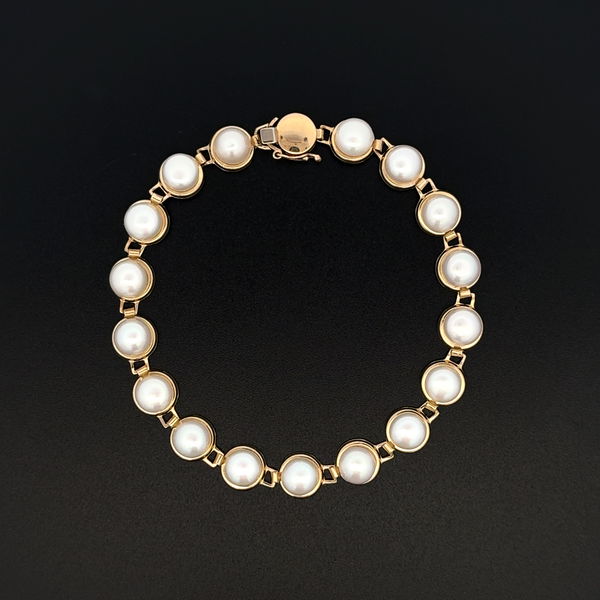 Closeup photo of 10K YG 6.3mm Button Pearl Link Bracelet 8.9g, 7.25"