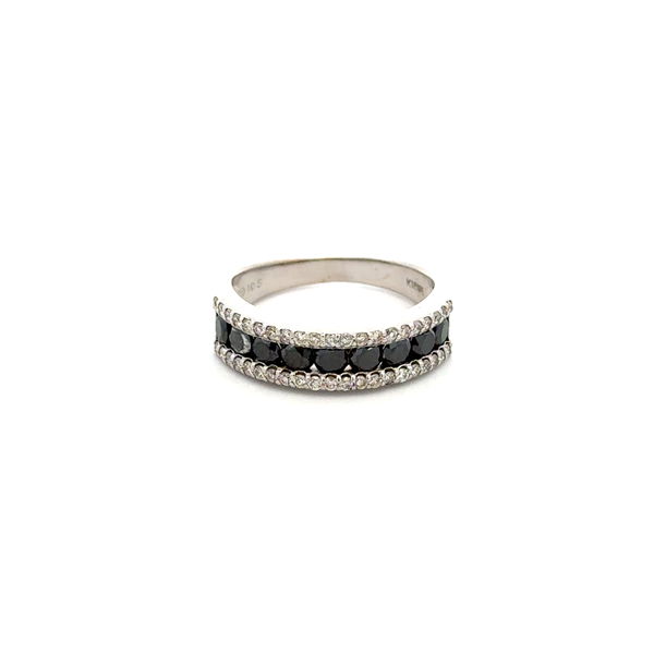 Closeup photo of 18K WG 1.05tcw Black & White RBC Diamond 5.15mm Band Ring 4.0g, s5.75