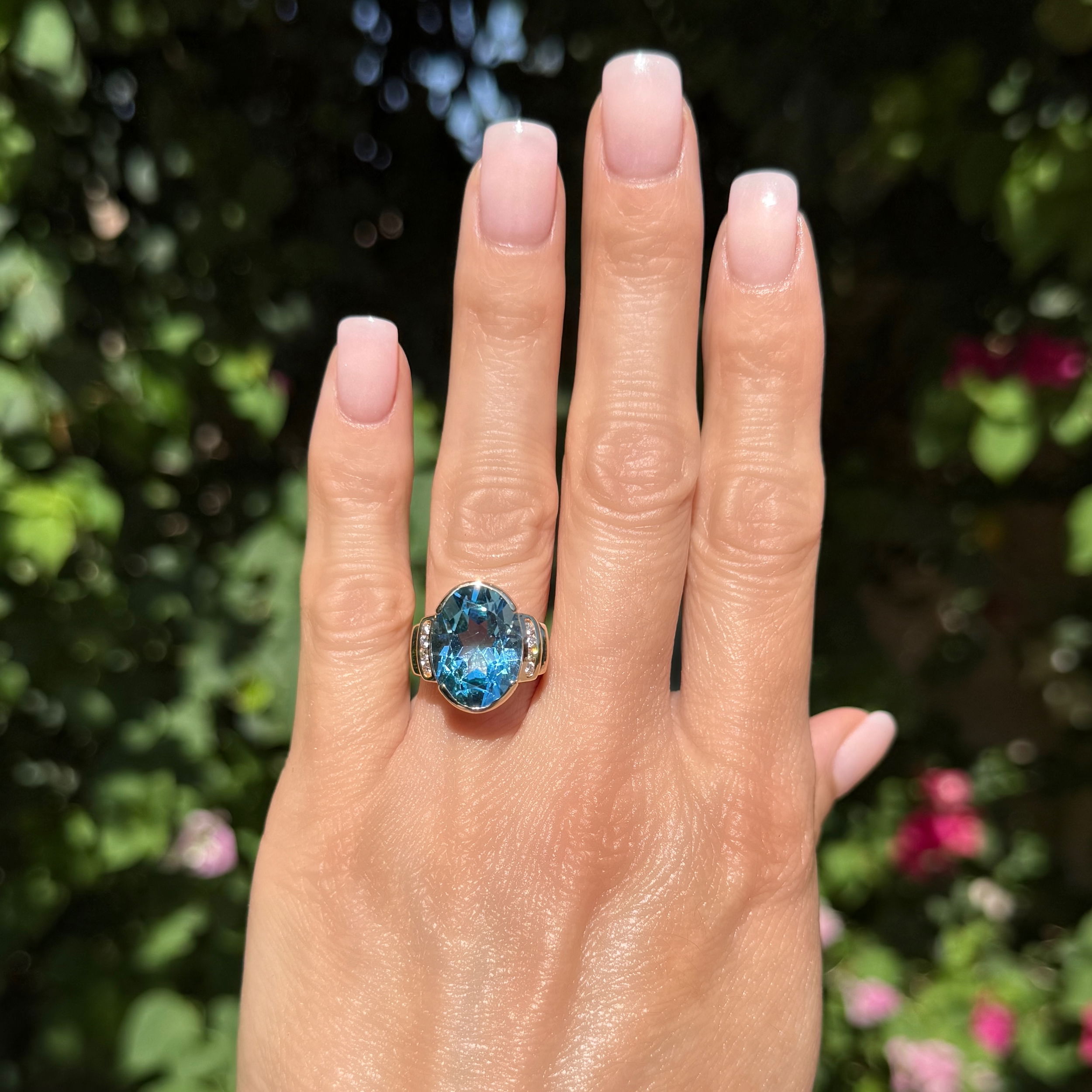 14K YG 11.49ct Oval Blue Topaz & .10tcw RBC Diamond Ring 9.3g, s6.5 14K YG 11.49ct Oval Blue Topaz & .10tcw RBC Diamond Ring 9.3g, s6.5