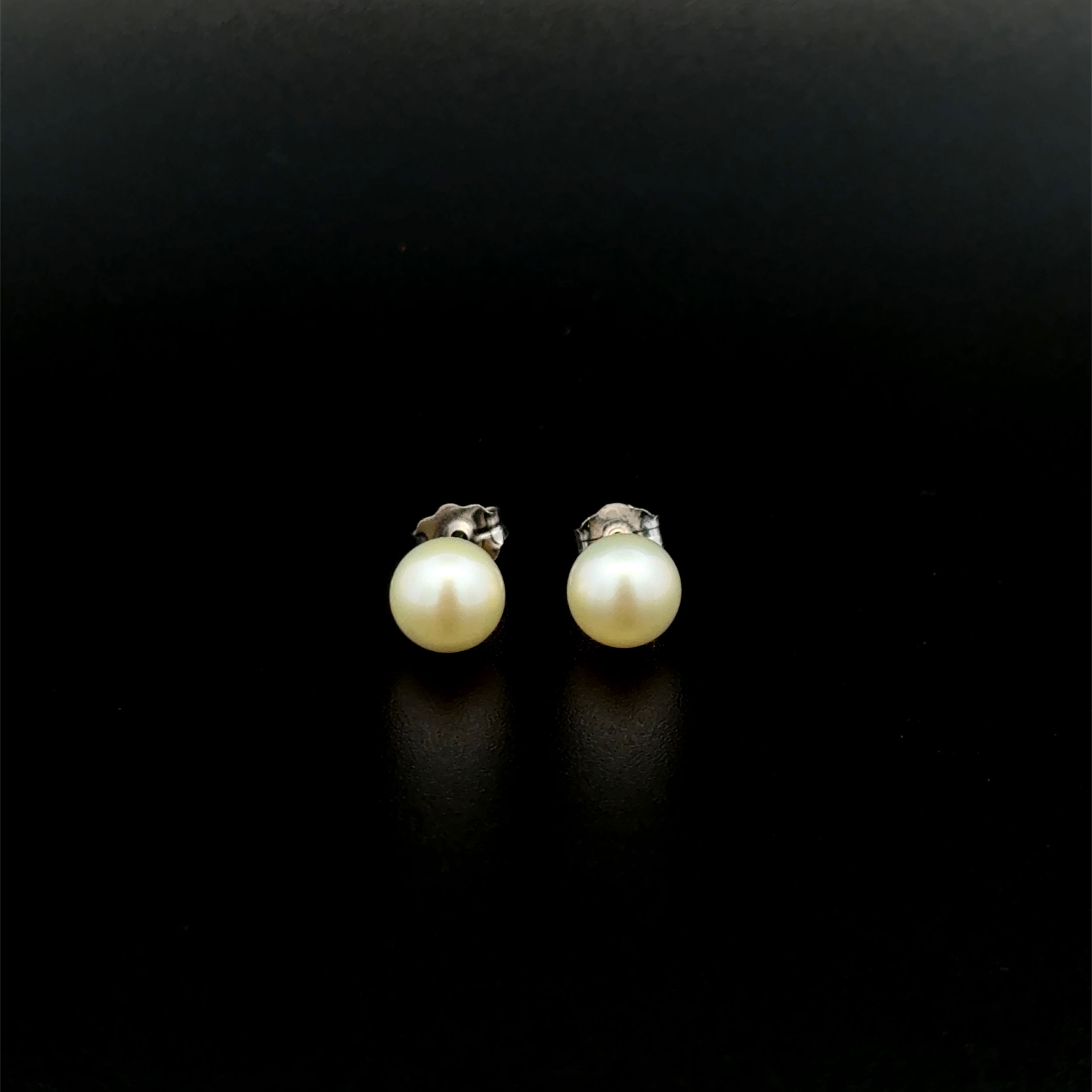 14K WG 6.15mm Round White Pearl Stud Earrings .9g 14K WG 6.15mm Round White Pearl Stud Earrings .9g