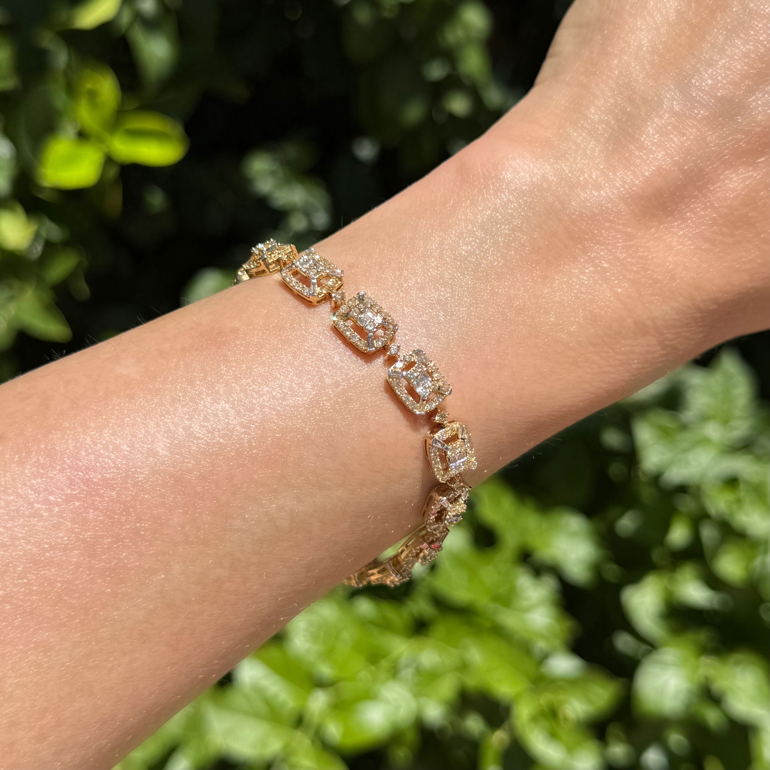 10K YG 6.00tcw Baguette & RBC Diamond Cluster Station Bracelet 18.2g, 7.5" 10K YG 6.00tcw Baguette & RBC Diamond Cluster Station Bracelet 18.2g, 7.5"