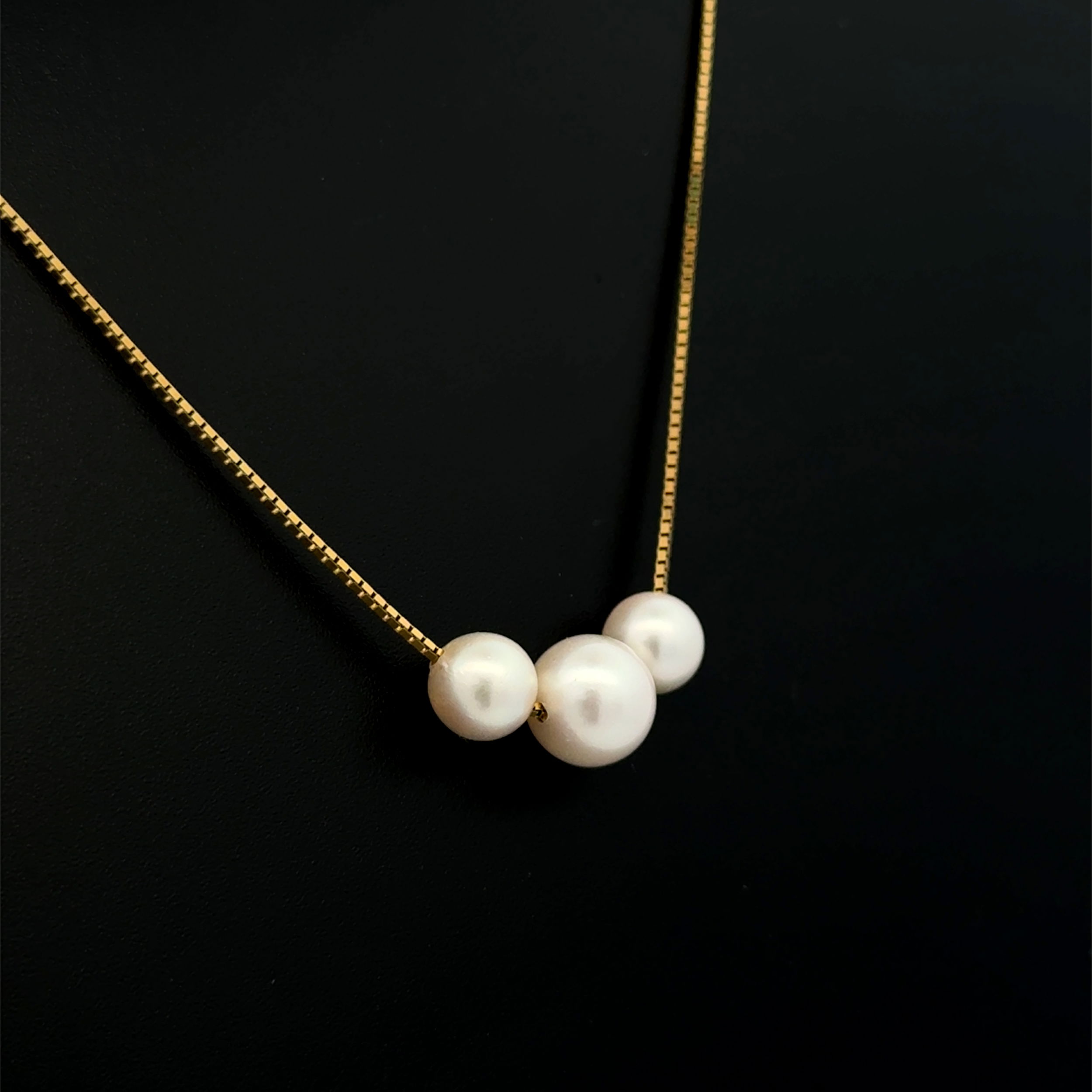 14K YG 3 Pearl 8 - 6.5mm on Box Chain Necklace 3.1g, 16" 14K YG 3 Pearl 8 - 6.5mm on Box Chain Necklace 3.1g, 16"