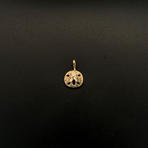 Closeup photo of 14K YG Sand Dollar & Charm Pendant .3g