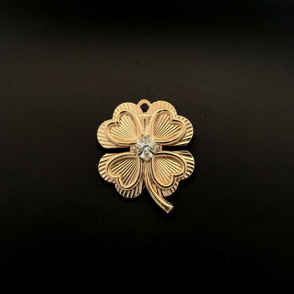 Closeup photo of 10K YG 4 Leaf Clover .06ct RBC Diamond Brooch 5.0g