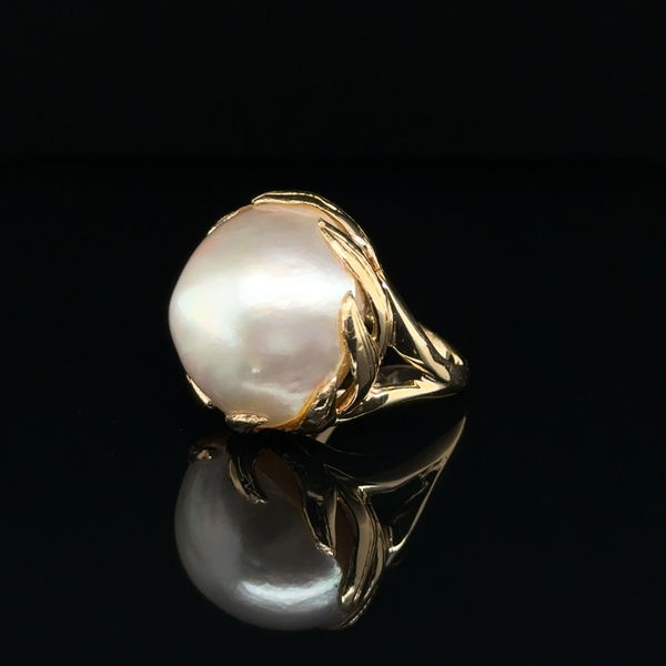 Closeup photo of 14K YG 22mm Round Mabe Pearl Floral Wave Bezel Dome Ring 12.2g, s5.5