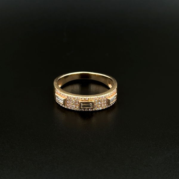 Closeup photo of 14K YG .25tcw Baguette & .32tcw RBC Diamond 5.10mm Band Ring 3.4g, s7.25