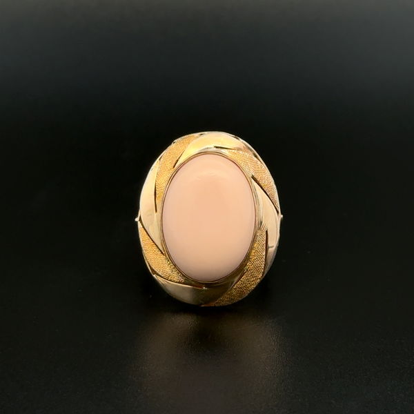 Closeup photo of 14K YG 1960's Oval Angelskin Coral Bezel Ring 5.6g