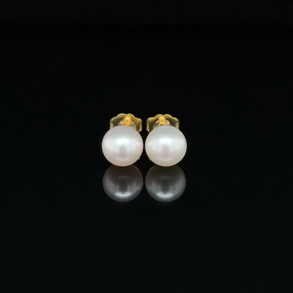 Closeup photo of 18K YG 7.5mm Akoya Pearl Stud Earrings 1.8g