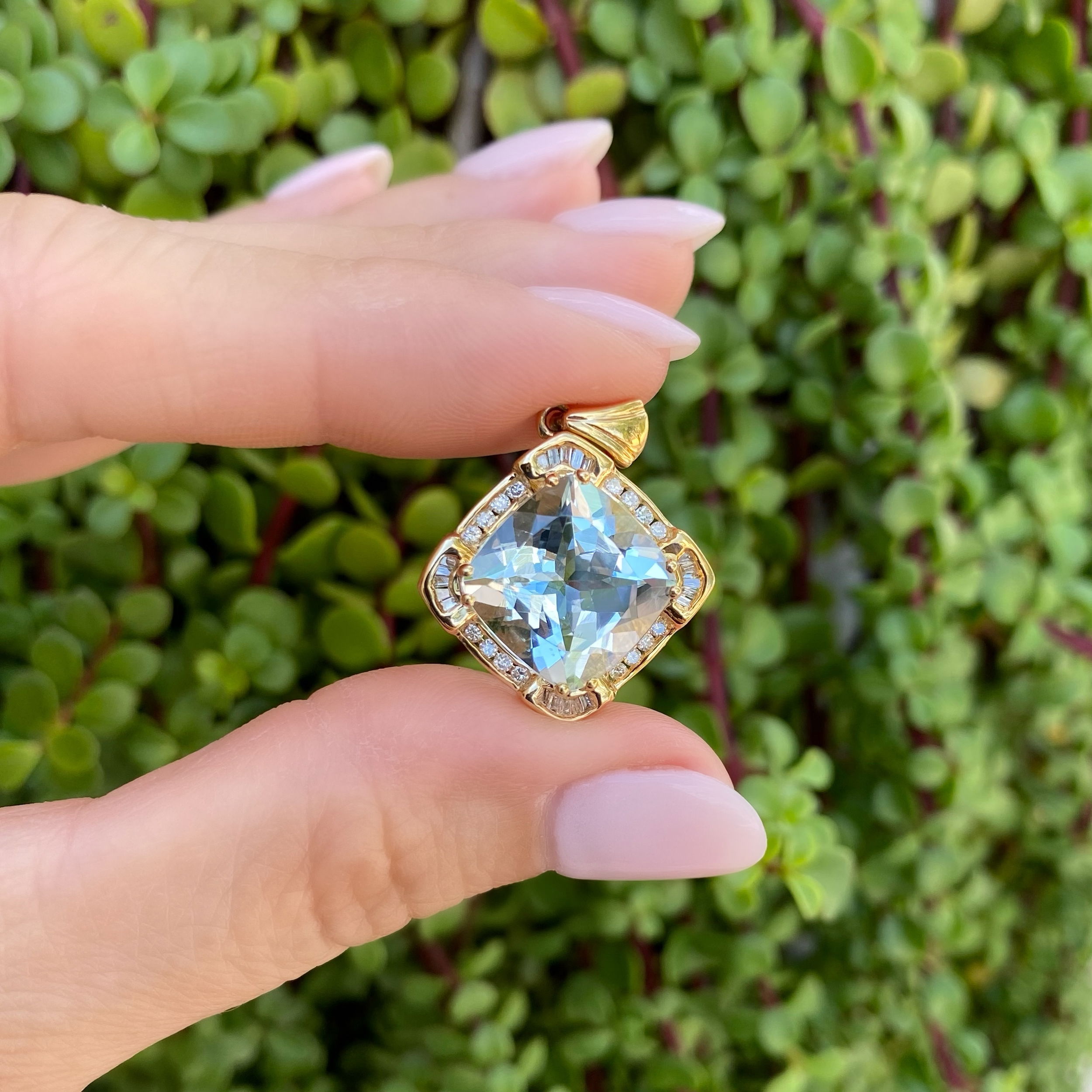 14K YG 10ct Aquamarine & .38tcw Diamond Pendant 5.7g, 1.15"