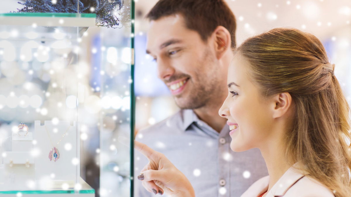 Couple looking at wedding rings at Alara Jewelry Bozeman Montana