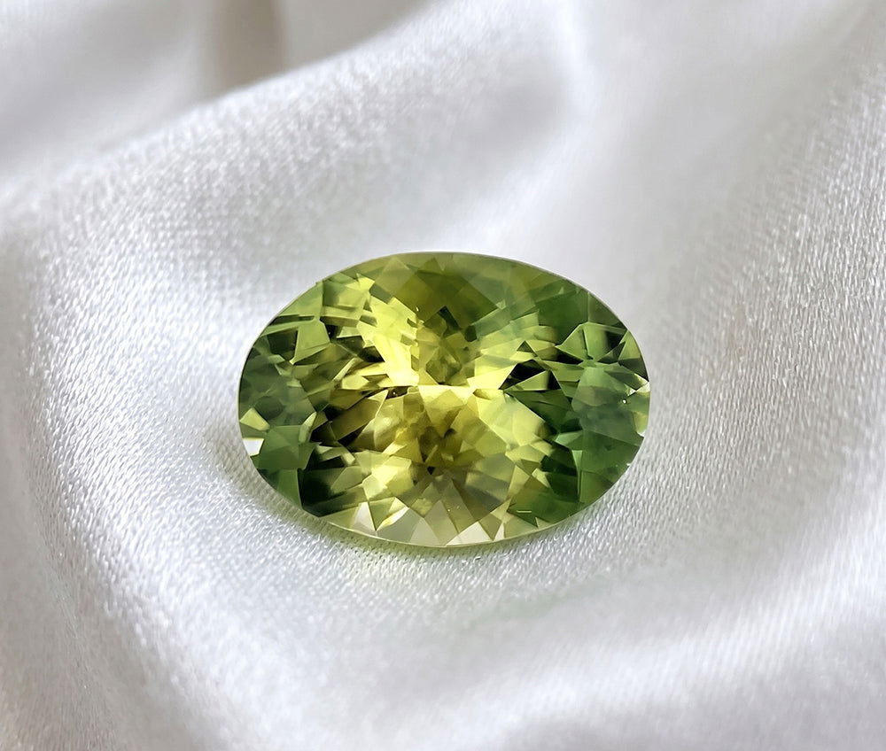 Close-up of a sapphire's facets and light performance Alt text: "Close-up of sapphire facets showing brilliance and light performance