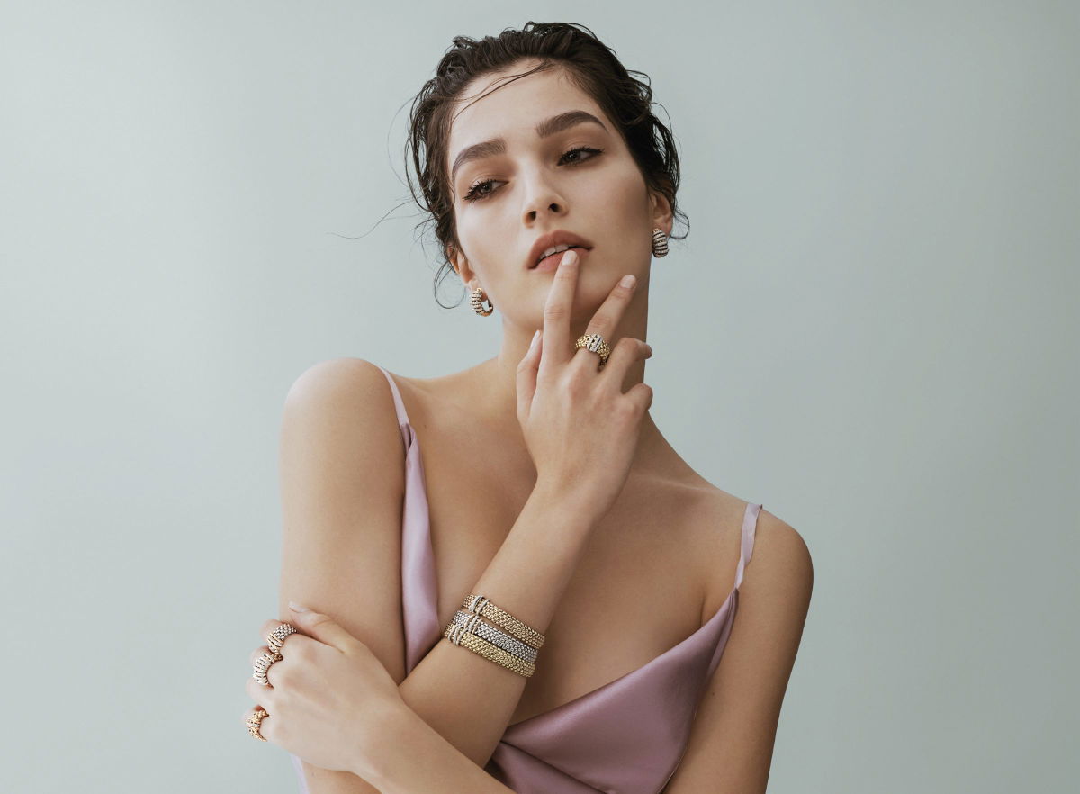 A model wearing FOPE gold mesh bracelets and rings