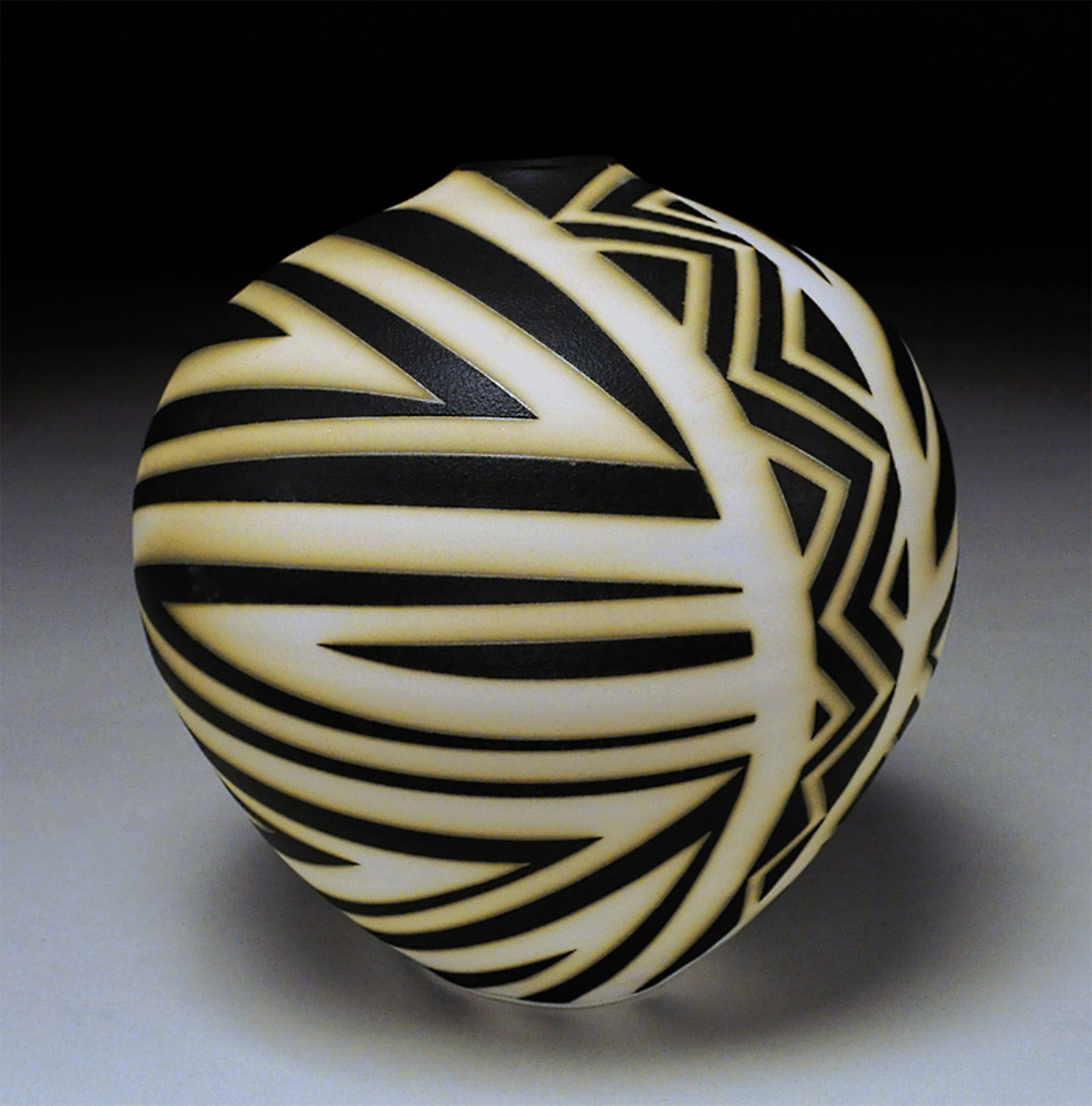 Porcelain zigzag vessel 8.5x9