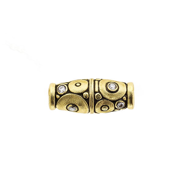 Closeup photo of Orchard Vario Clasp with White Diamonds in 18kt Yellow Gold