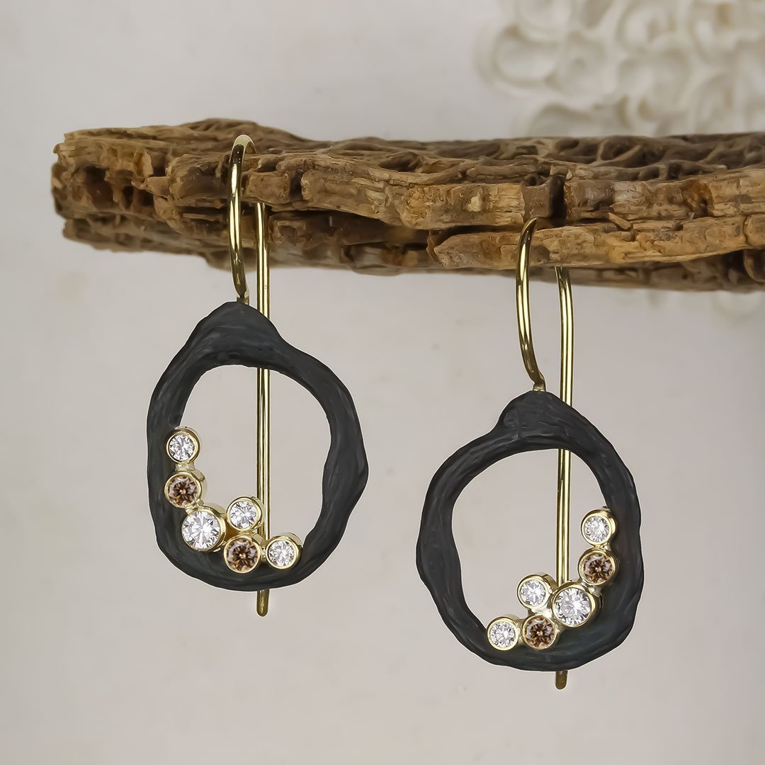Pebble Single Link Earrings on Wires with White and Cognac Diamonds in 18kt Yellow Gold and Black Chrome