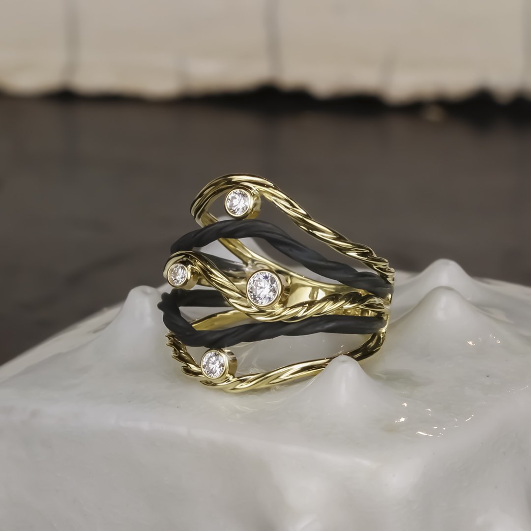 Clover Five Wire Ring with White Diamonds in 18kt Yellow Gold and Black Chrome