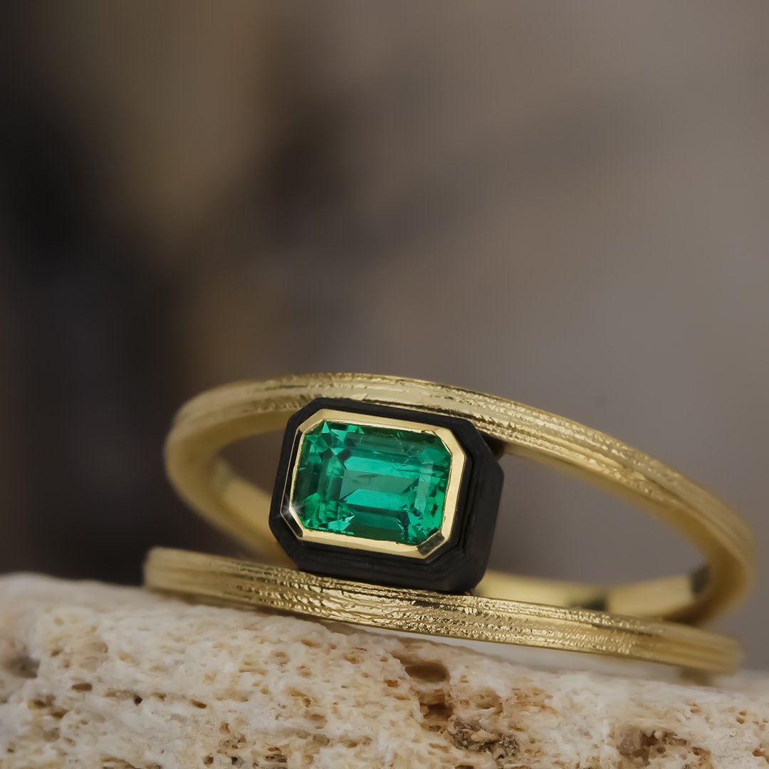 Paramount Double Band Ring with Emerald in 18kt Yellow Gold and Black Chrome