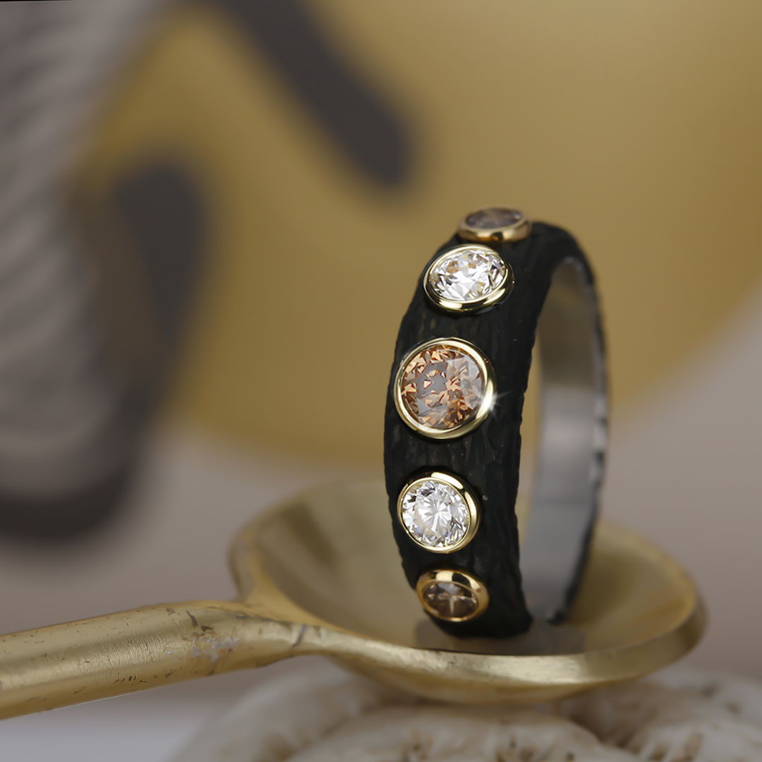 Pebble Bold Tapered Band Ring with White and Cognac Diamonds in Black Chrome and 18kt Yellow Gold