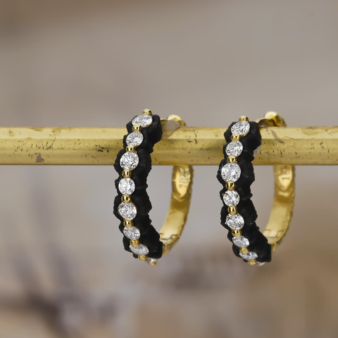 Scallop 16.5 Round Hoop Earrings with White Diamonds in Black Chrome and 18kt Yellow Gold