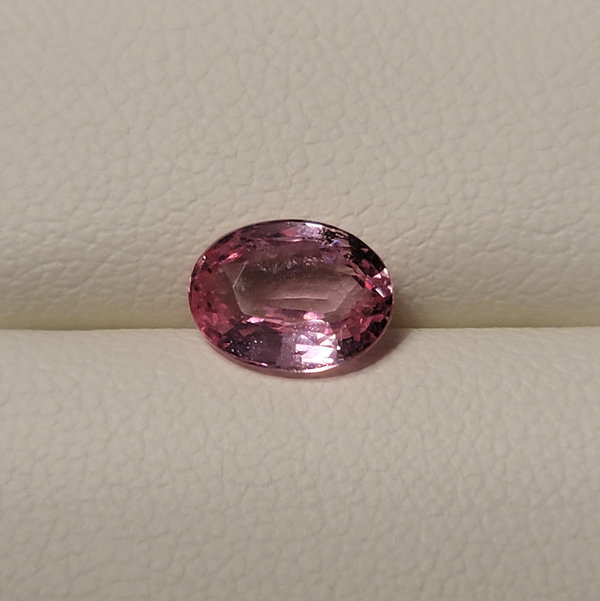 Closeup photo of PADPARADSCHA SAPPHIRE 1.12CT OVAL GIA CERTIFITED