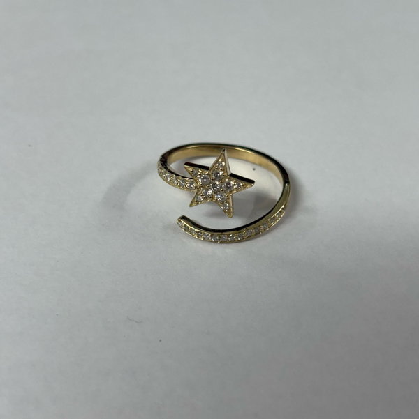 Diamond star ring in 18 karat yellow gold
