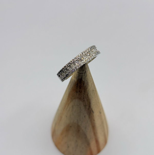 Prong round diamond with gallery band in 18K yellow gold