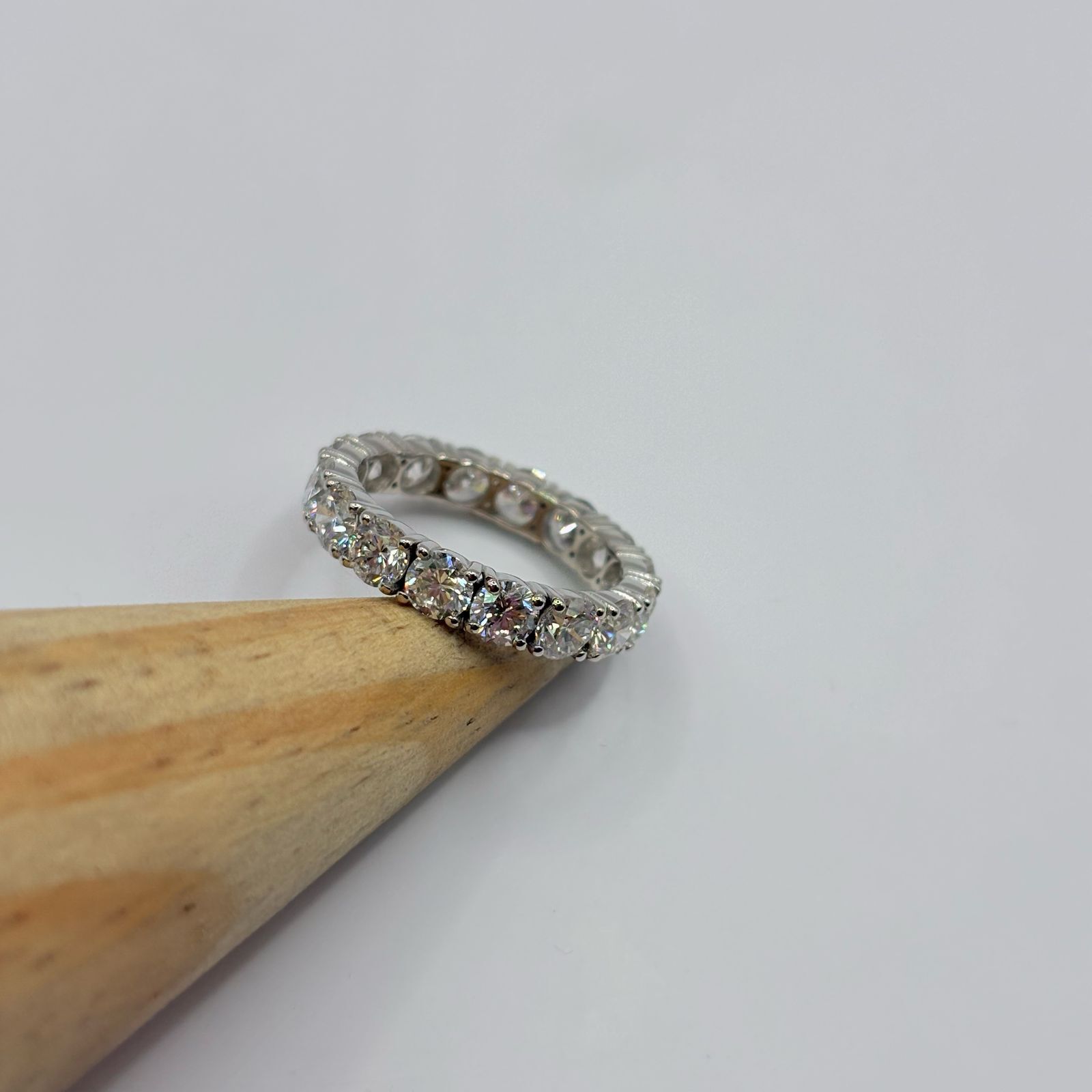 Round Eternity Band18K WG: 3.194gLab Dia: 5.09ct Round Eternity Band In 18K White Gold