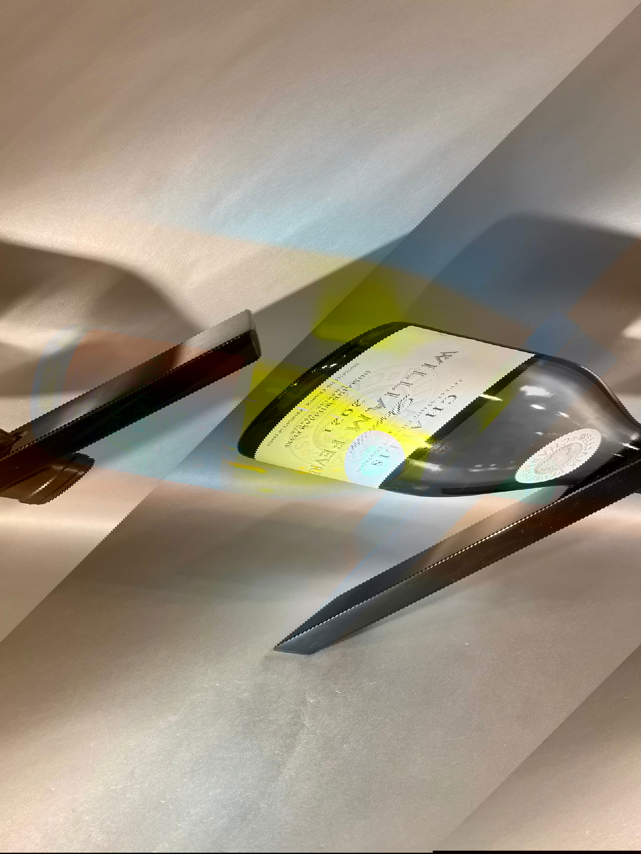 Introducing the Onyx Gravity Wine Holder, the perfect addition to your elegant kitchen or dining room. Its unique design is eye-catching and will elevate any space. Let gravity do the work and display your wine in style with this sophisticated and exclusive holder. Black Onyx Gravity Wine Holder