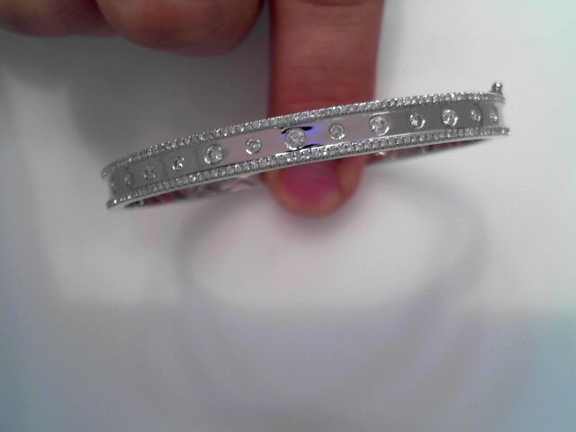 This refined bangle features a sleek high-polish center framed by rows of shimmering diamonds on each side. The balanced design offers a striking contrast of brilliance and shine, making it an elegant statement piece.-14k White gold-Round diamonds, 0.85ctsItem# 808-2000082 Split Row Bangle