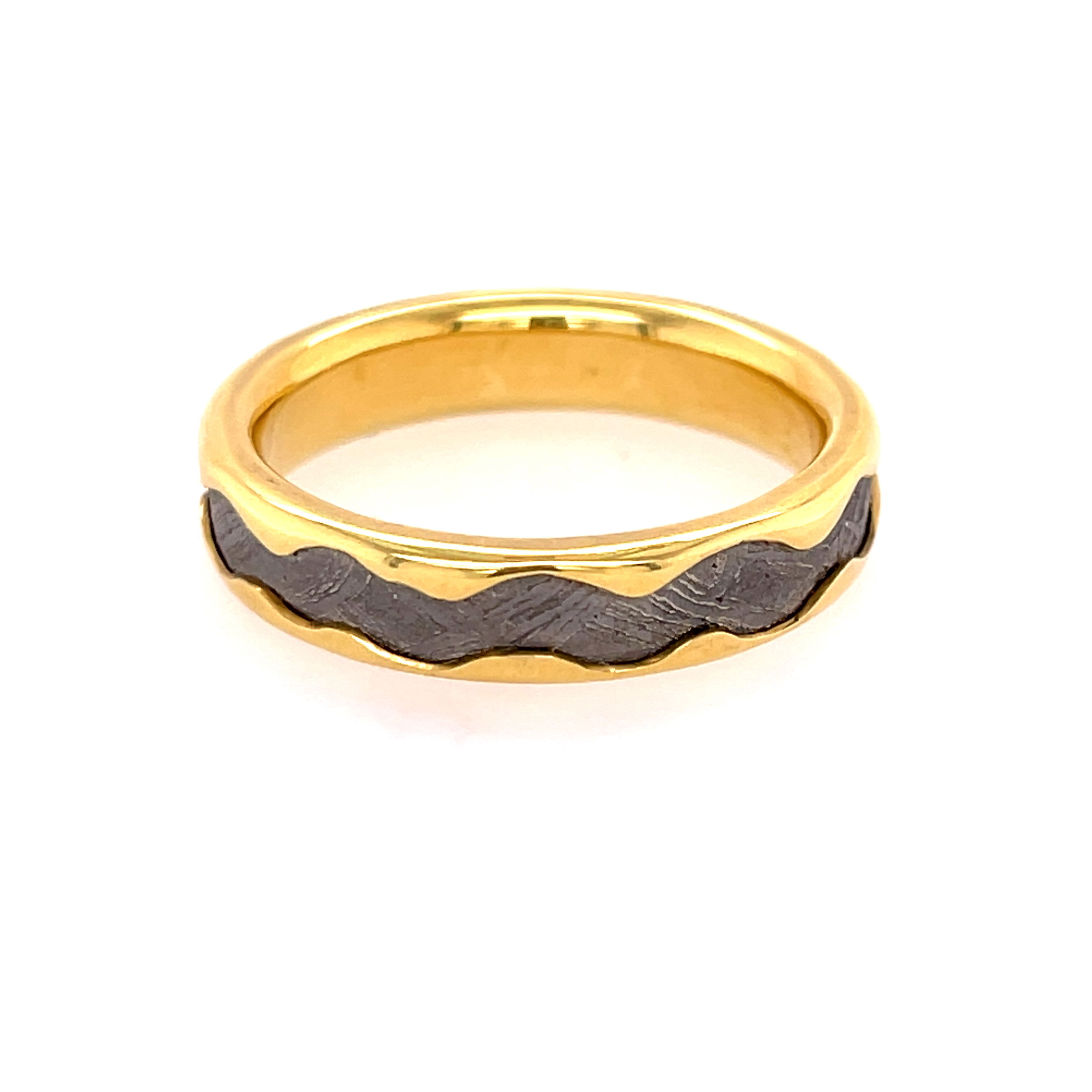 This distinctive 18k yellow gold men’s band features a rolled edge design with a striking Arcturus Meteorite inlay at its center. The waved edges add a sculptural, modern touch, while the meteorite’s natural pattern brings a sense of timeless wonder. A bold and meaningful piece for those who appreciate the extraordinary.-18k Yellow gold-Arcturus Meteorite-5mm-Size 11, Contact for sizing optionsItem# 400-00092 Arcturus Meteorite Band