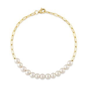 Elevate your jewelry collection with this stunning bracelet, crafted in yellow gold and pearls. The design showcases sleek paperclip gold links for a modern yet timeless look. -14k Yellow Gold-Round pearls-Chain length, 7" on adjustable chainItem# 808-00950 Paperclip and Pearl Bracelet