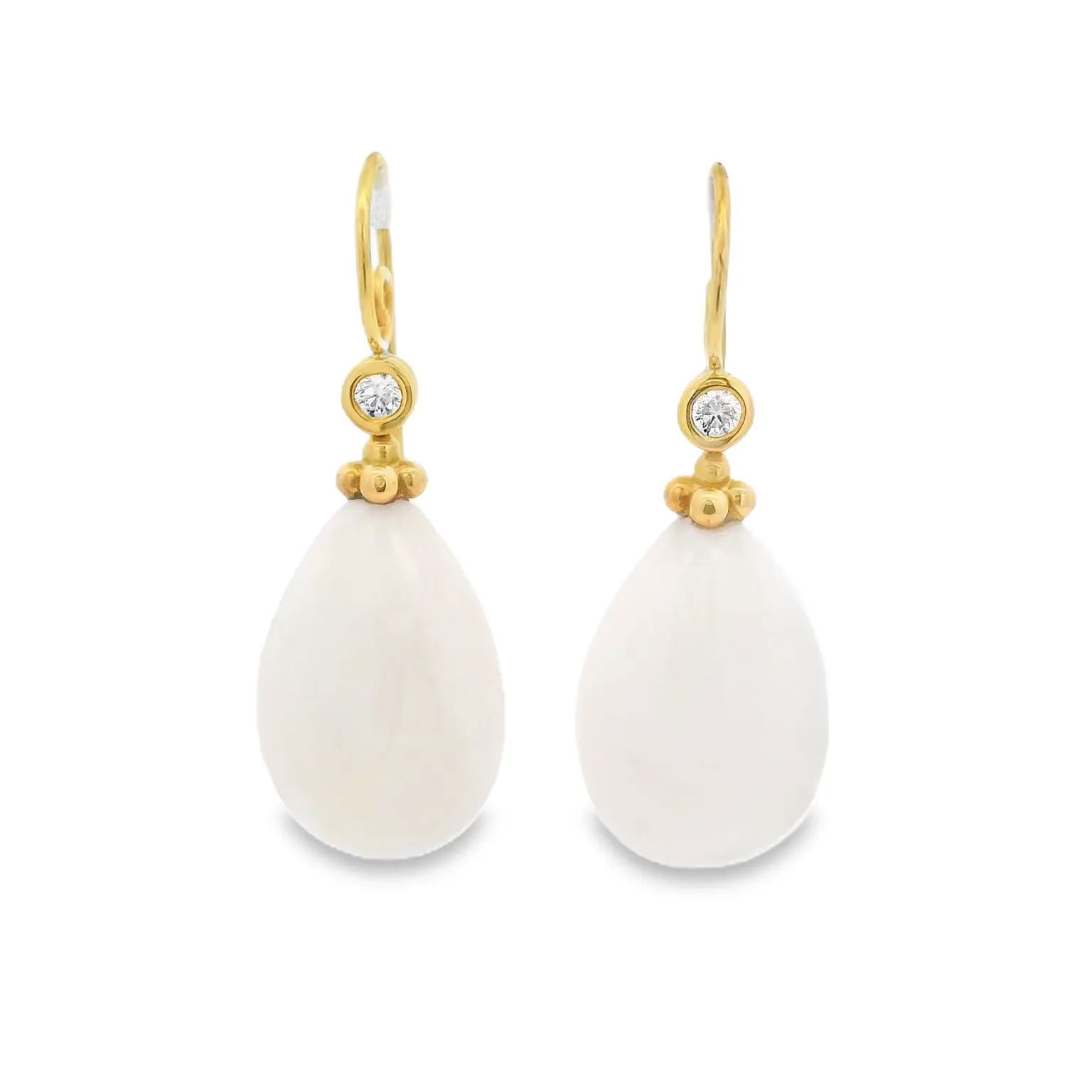 These 18k yellow gold earrings feature white coral and round diamonds for a clean, elegant look. They’re perfect for adding a bit of shine to any outfit.-18k Yellow gold-White coral-Round diamonds, 0.13ctsItem# 210-01564 Maya Earrings