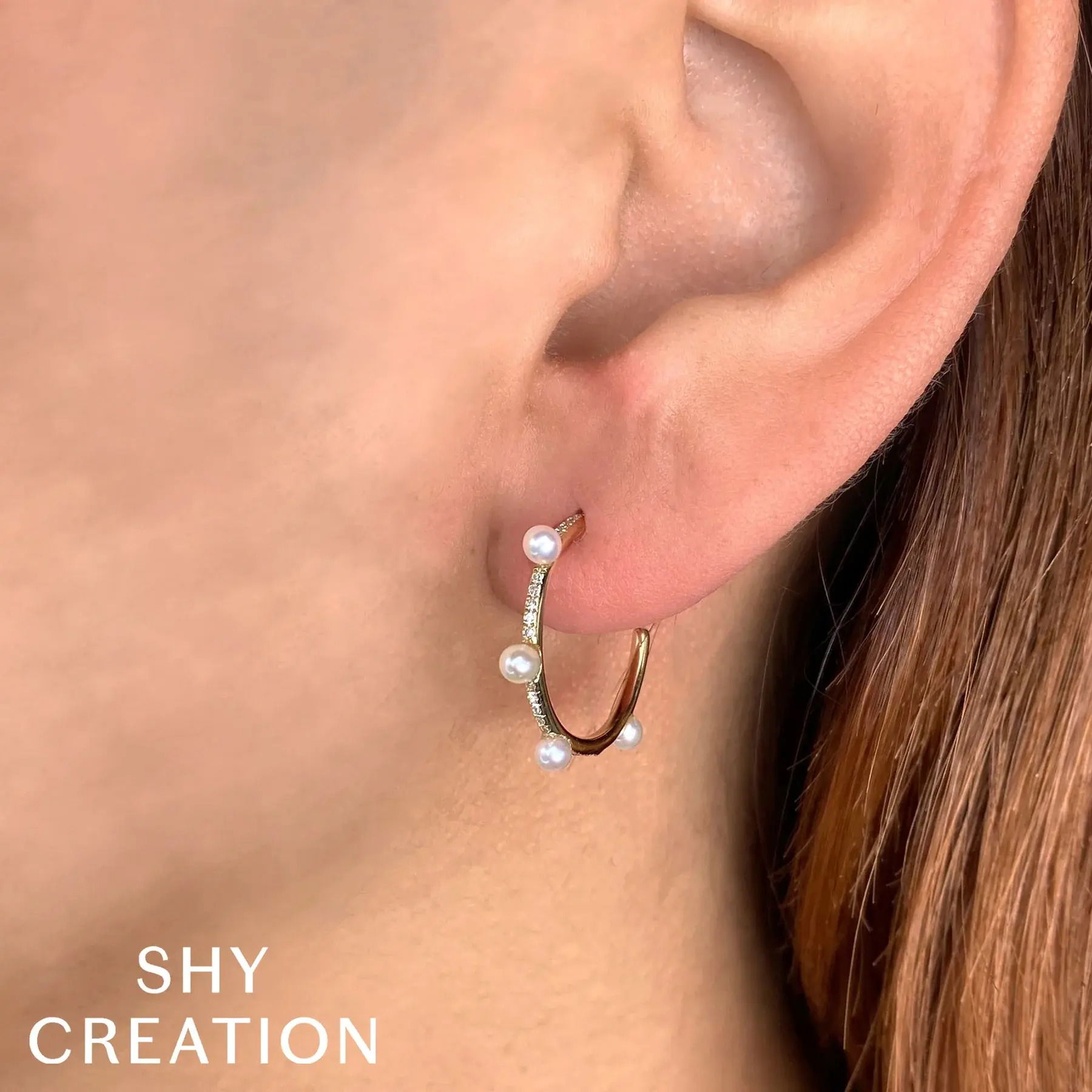 A sleek design with a bold presence that effortlessly commands attention. All Shy Creation diamonds are natural and hand-selected. All stones are unique and hand set. As a result, you can expect slight variations in the shade, hue, tint of the color stones and stone count.-14k Yellow gold-Round diamonds, 0.09Ct.-Pearls, 2.6-3.0mm-Dimensions, 0.75" diameterItem# 805-01685 Diamond & Cultured Pearl Hoop Earrings