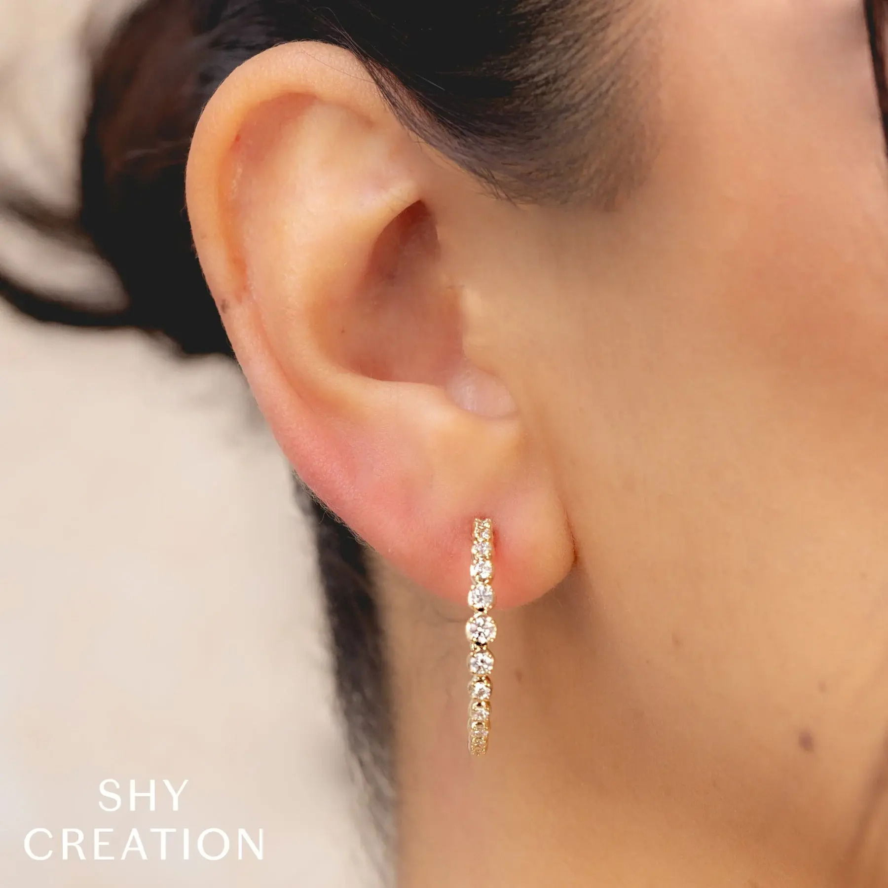 Stand out effortlessly with a design that turns heads at any event, making you the center of attention. All Shy Creation diamonds are natural and hand-selected. All stones are unique and hand set. As a result, you can expect slight variations in the shade, hue, tint of the color stones and stone count.-14k Yellow gold-Round diamonds, 0.5cts-Dimensions, 1.00" diameterItem# 805-2000261 Crown Set Diamond inside-out hoops
