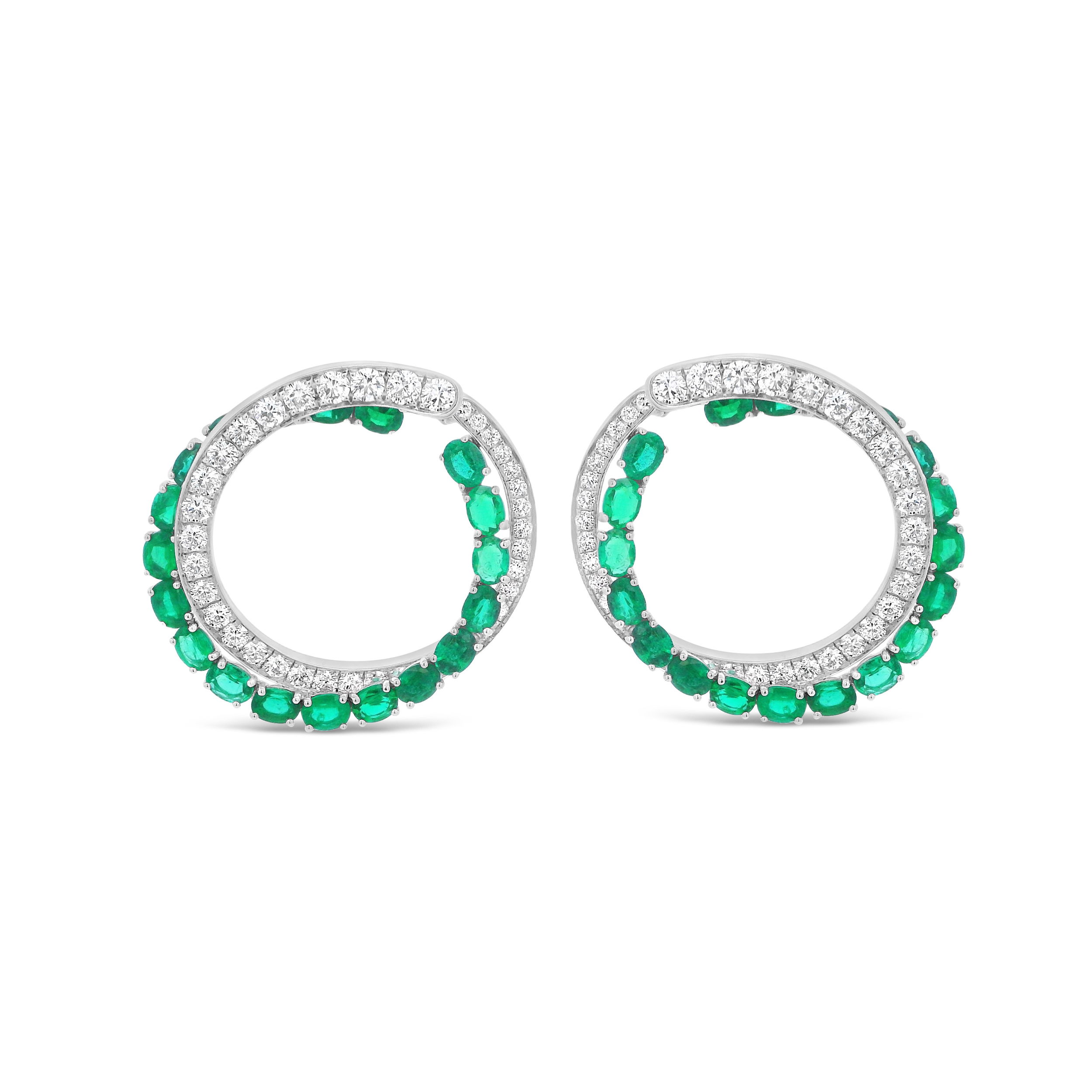 These 18k yellow gold earrings feature vibrant emeralds paired with sparkling diamonds. Bold yet timeless, they add a luxurious pop of color to any ensemble.-18k Yellow gold-Emeralds, 5.45cts-Diamonds, 2.49ctsItem# 210-2000026 American Glamour Hoop Earrings