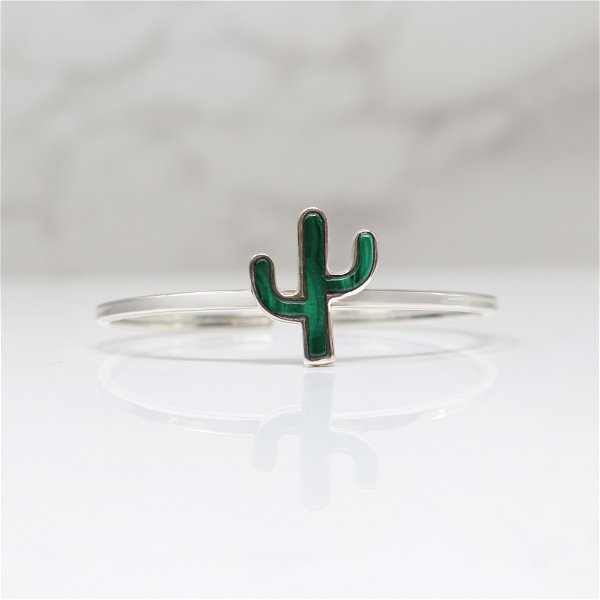 Closeup photo of Malachite Simple Cactus Twist Bracelet With Silver Bezel